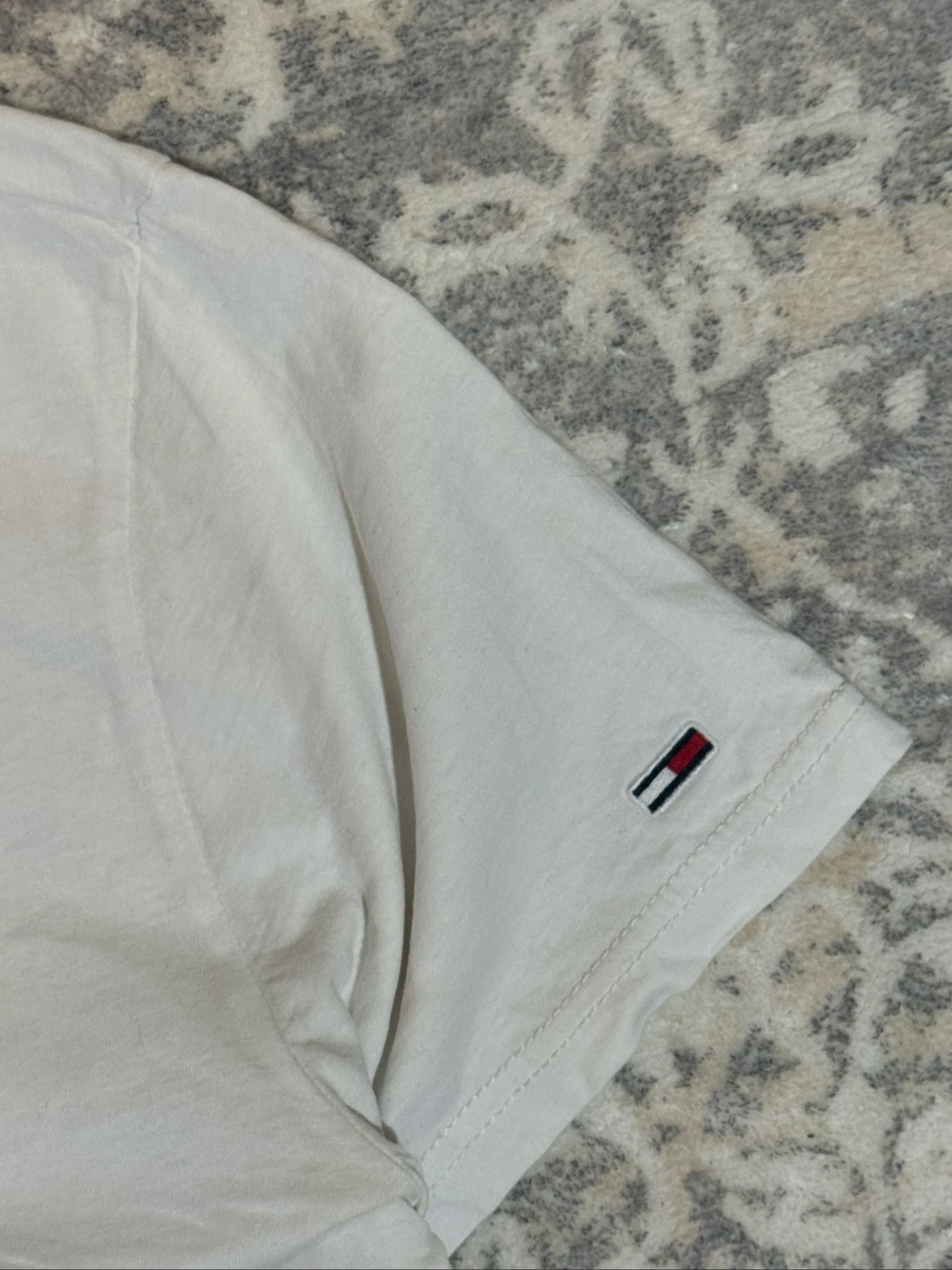 T-shirt Tommy Jeans blanc avec logo sur le devant – photo 4